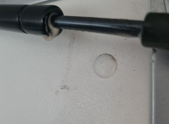 Struts West - Myaree, WA. Oil leak four week old cupboard strut