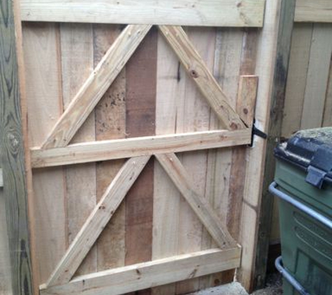 Matt Davidson Fencing - Hopkinsville, KY. 4%20ft%20wood%20gate%20%20back%20side