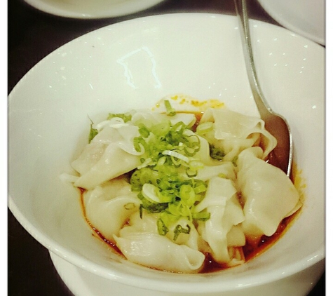 Din Tai Fung - Glendale, CA. Shrimp and pork wontons in spicy sauce.