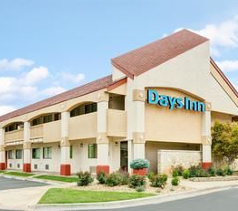 Days Inn by Wyndham Overland Park/Metcalf/Convention Center - Overland Park, KS