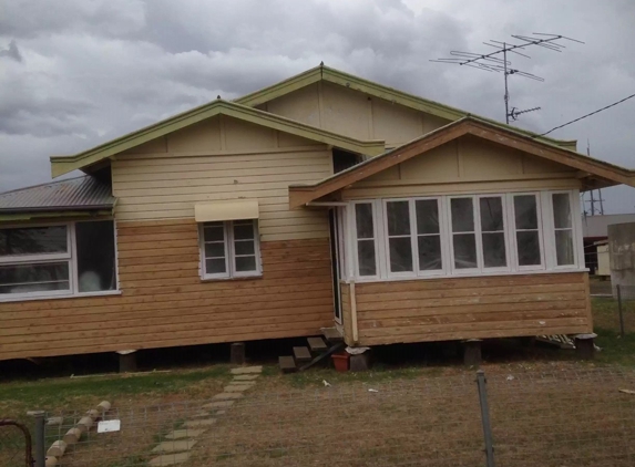 Bradford Painting Contractors - Oxenford, QLD. Before - Low Set Queenslander
