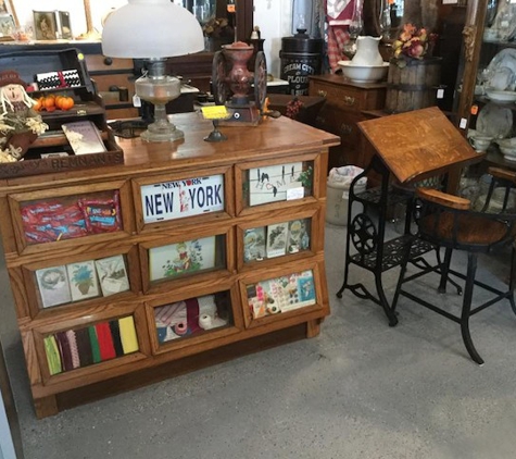 Attic Treasures Antiques & Collectables - West Liberty, IA