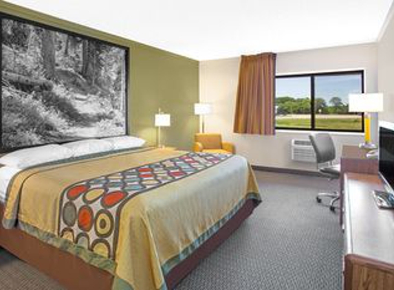 Super 8 by Wyndham Windsor/Madison North - Windsor, WI