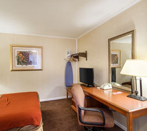 Econo Lodge - Northborough, MA