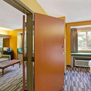 Microtel Inn & Suites By Wyndham Gatlinburg - Gatlinburg, TN