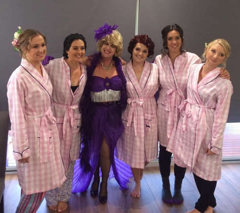 Celebrity Grams Singing Telegrams - Labrador, QLD