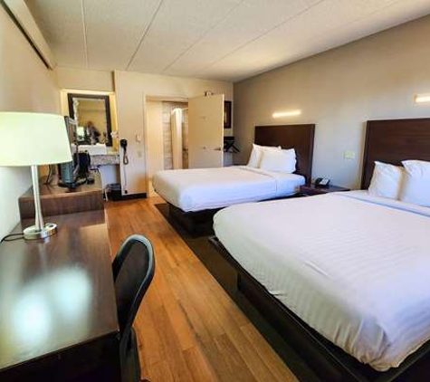 Travelodge by Wyndham Peoria - Peoria, IL