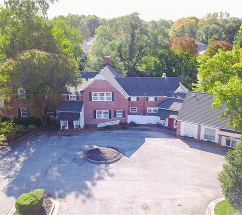 Wynbrick Mansion - Liberty, MO. Ample parking in the perfect setting!