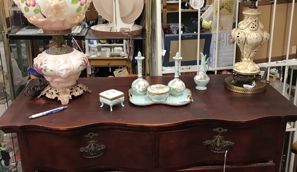 Apple Tree Antique Gallery - Bethany, OK. Antique furniture. Vintage 4 face (lions), hand painted GWTW lamp and Capodimonte lamp. Vintage Ardalt Vanity Set.