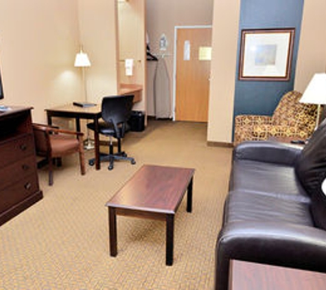 Boulders Inn & Suites Denison - Denison, IA