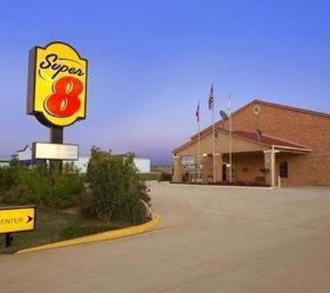 Super 8 by Wyndham Pleasanton - Pleasanton, TX