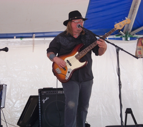 The Sierra Outlaws - Peoria, AZ. Dw Makings Bass Guitar