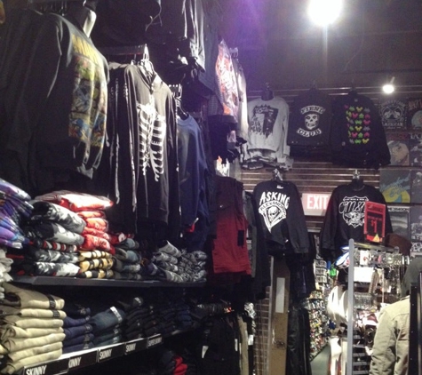 Hot Topic - Eugene, OR