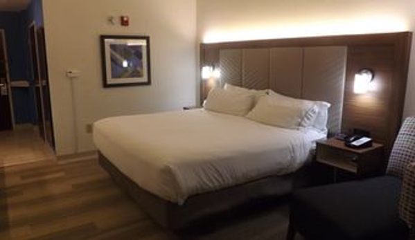 Holiday Inn Express & Suites Dyersburg - Dyersburg, TN