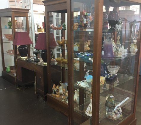 A2Z Antiques Collectibles & Sportscards - Appomattox, VA