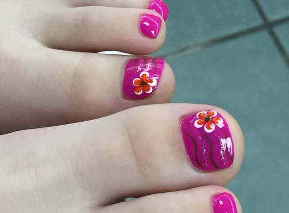 Nail Service & Spa - Naperville, IL. Miss Molly's lovely piggies!