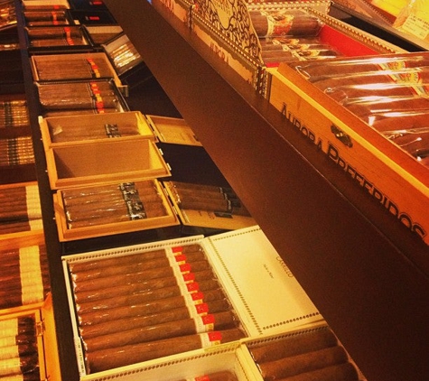 Corona Cigar Company & Diamond Crown Lounge - Orlando, FL