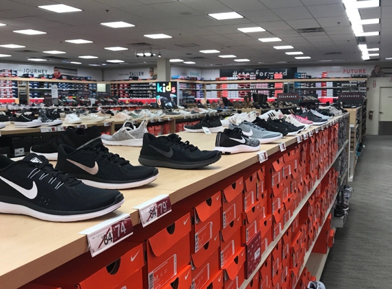 Famous Footwear - Saint Louis, MO