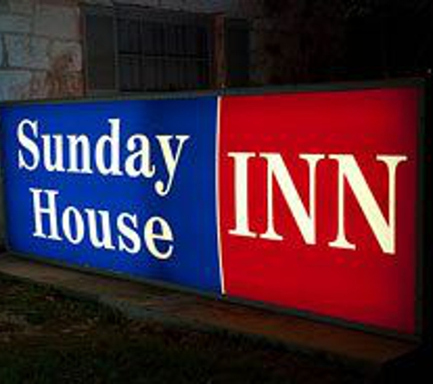 Sunday House Inn & Suites - Fredericksburg, TX