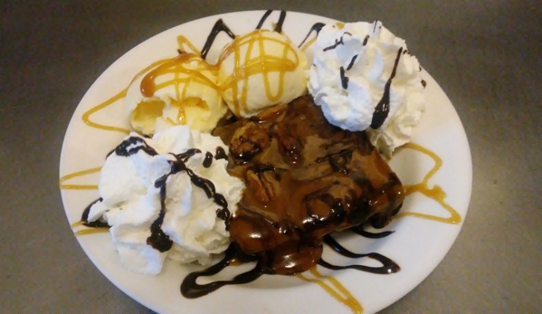 Crackerbox Restaurant - Fort Myers, FL. Warm turtle brownies