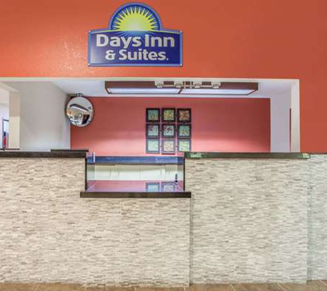 Days Inn & Suites - Mount Pleasant, MI