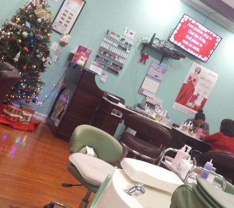 Divas NAils and Waxing - Island Park, NY