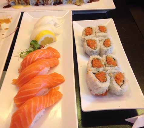 Crazy Rock'n Sushi - Los Angeles, CA. Spicy tuna roll (right)