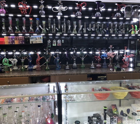 La Familia Market Vape & Smoke Shop - Hialeah, FL