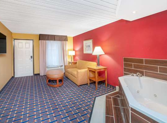 Baymont Inn & Suites - Knoxville, TN