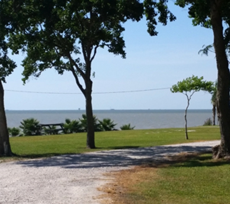 Beach City RV Resort - Baytown, TX. Enjoy the quiet of country living just 10 minutes from the cities of Baytown and Mont Belvieu.