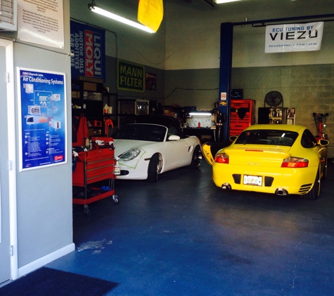 Krankenwagen European Car Specialist - Hialeah, FL