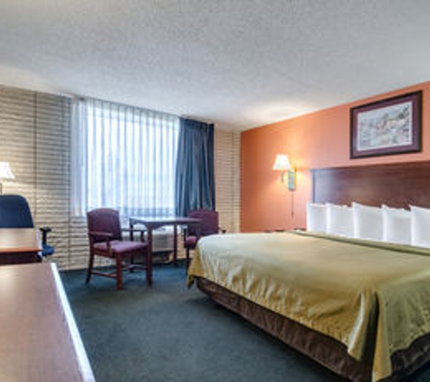 Econo Lodge - Salina, KS