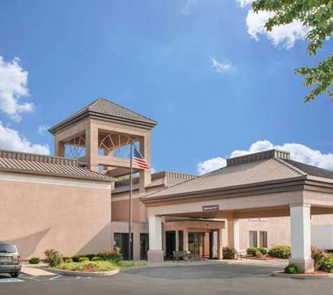 Quality Inn & Suites Near Amish Country - Rushville, IN