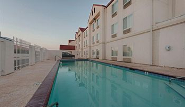 Red Roof Inn South Laredo - Laredo, TX