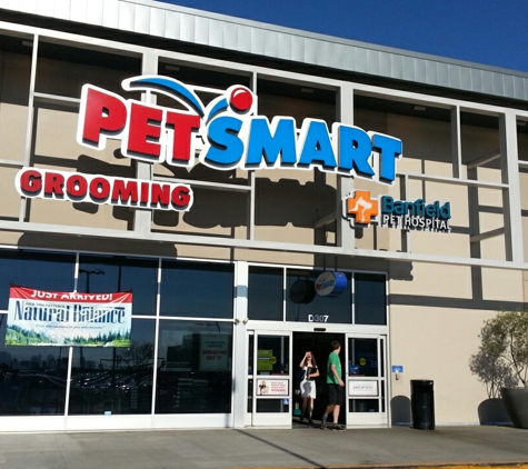 Banfield Pet Hospital - Los Angeles, CA. Entrance through top level of parking lot