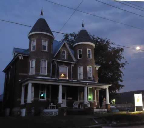 Fox Castle Bed and Breakfast - Connellsville, PA