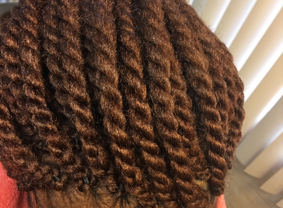 Queen's African Hairbraiding - Milwaukee, WI