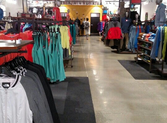 The North Face Desert Hills Premium Outlet - Cabazon, CA