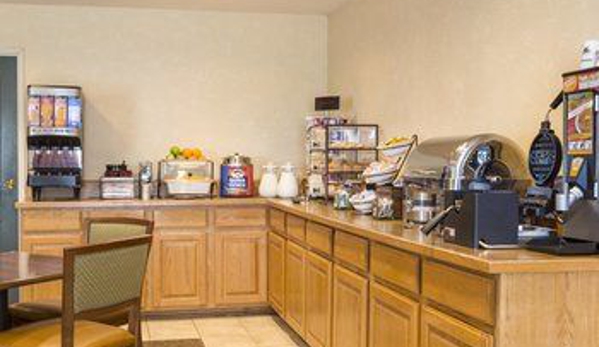 Country Inns & Suites - Nevada, MO