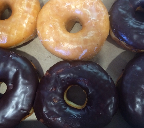 WINCHELL'S DONUT HOUSE - Los Angeles, CA. 4/6! 4 chocolate donuts and 2 glazed donuts! Yum!