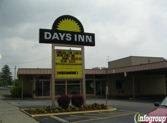 Economy Inn & Suites - North Olmsted, OH