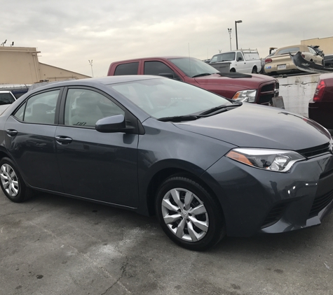 Black and White Auto Body Center - North Hollywood, CA