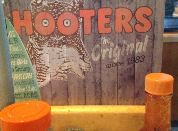 Hooters - Downers Grove, IL