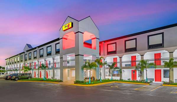 Super 8 by Wyndham Orlando Near Florida Mall - Orlando, FL