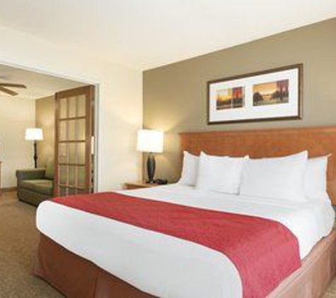 Country Inns & Suites - Davenport, IA