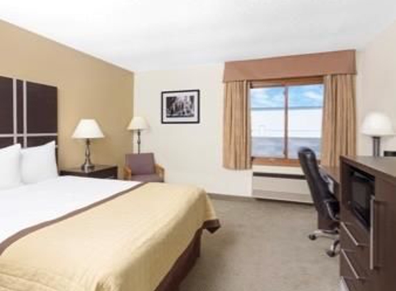 Baymont Inn & Suites - Green Bay, WI