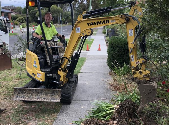 Diggers R Us - Cheltenham, VIC. Sal at work