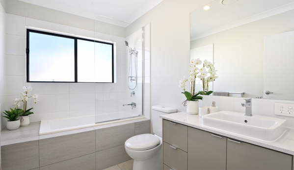 Bradnam's Windows & Doors - Bungalow, QLD. Fixed Shower Screen