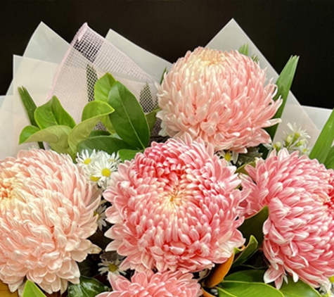 Lavish Flowers & Gifts - New Lambton Heights, NSW. Roses