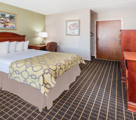 Baymont Inn & Suites - Clarksville, TN